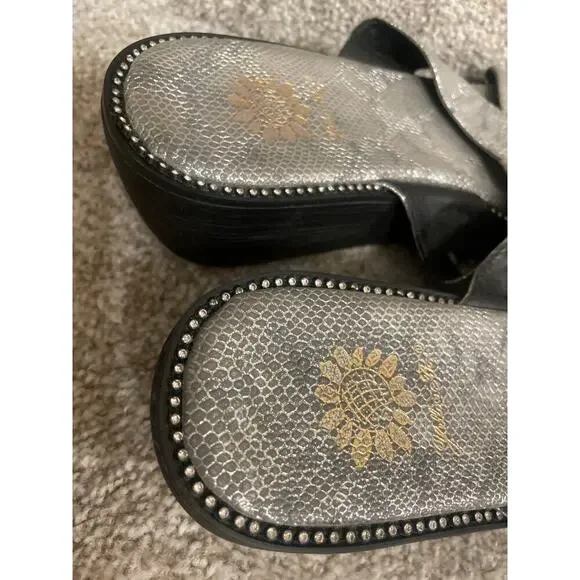 NWOT Yellow Box Silver Burke Wedge Thong Rhinestone Sandal, 9.5 - Picture 6 of 7